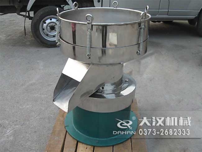 涂料振動(dòng)篩由：框體，振動(dòng)斗，出料口，振動(dòng)電機(jī)底座等部件組成