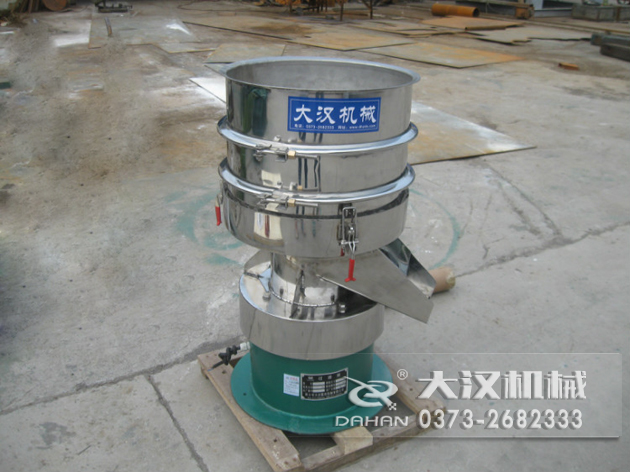 涂料過(guò)濾振動(dòng)篩：利用振動(dòng)電機(jī)的振動(dòng)力帶動(dòng)物料在篩網(wǎng)上進(jìn)行篩分，從而利用篩網(wǎng)孔徑的大小不同，完成涂料的分級(jí)，除雜等篩分目的。