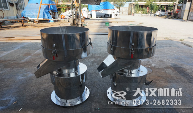 不銹鋼涂料振動(dòng)篩是一種比較受用戶歡迎的產(chǎn)品之一，主要優(yōu)勢(shì)耐酸堿，不生銹，使用壽命長(zhǎng)。