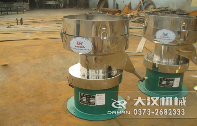 涂料振動(dòng)篩底部為碳鋼材質(zhì)，上半部分與無(wú)聊接觸的為不銹鋼材質(zhì)，這種產(chǎn)品能夠在成本上有所節(jié)約。