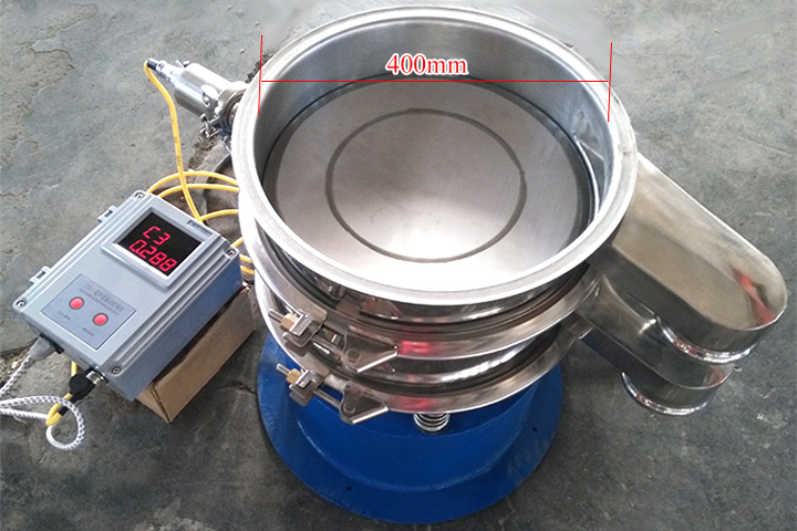 小型振動篩采用彈跳球為清網(wǎng)裝置，清網(wǎng)效果好。