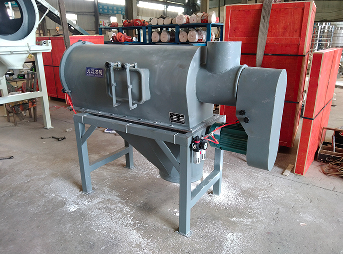 氣流篩采用碳鋼材質(zhì)的外殼，臥式的篩網(wǎng)利用風(fēng)力與物料的離心力對物料進(jìn)行篩分。產(chǎn)量高，效果好。