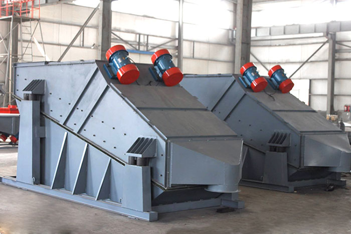ZSG礦用振動(dòng)篩采用雙電機(jī)振動(dòng)，電機(jī)位置安裝在頂部，便于更好的傳遞振動(dòng)力。